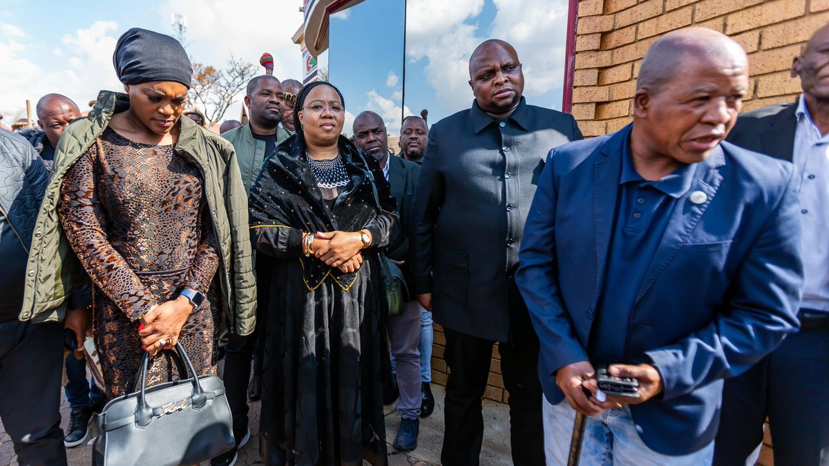 FloydShivambu's tweet image. Today we @mayibuye_afrika had the honour of meeting with and getting a lot of wisdom from His Majesty King Makhosonke II of Amandebele. We affirmed our respect for Royal Leadership and presented the reasons why we are consulting on the formation of Afrika Mayibuye Movement!