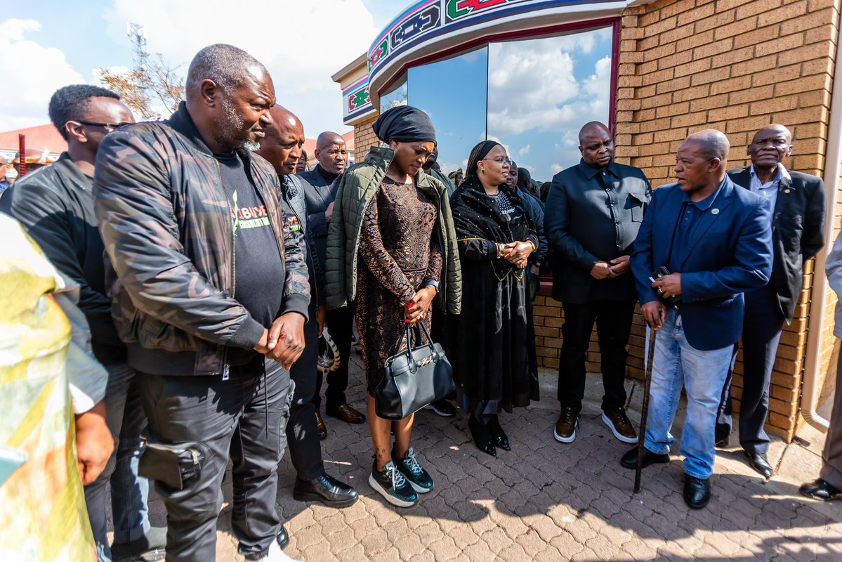 FloydShivambu's tweet image. Today we @mayibuye_afrika had the honour of meeting with and getting a lot of wisdom from His Majesty King Makhosonke II of Amandebele. We affirmed our respect for Royal Leadership and presented the reasons why we are consulting on the formation of Afrika Mayibuye Movement!