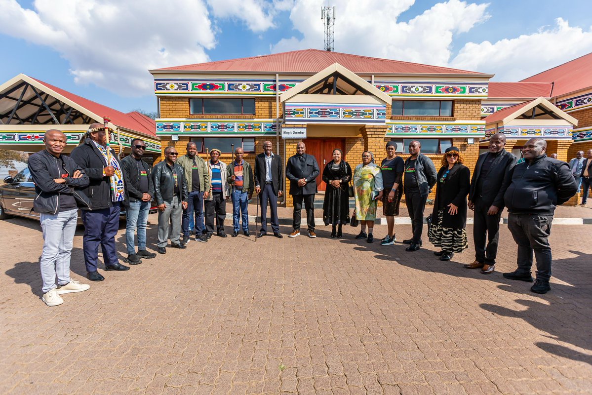 FloydShivambu's tweet image. Today we @mayibuye_afrika had the honour of meeting with and getting a lot of wisdom from His Majesty King Makhosonke II of Amandebele. We affirmed our respect for Royal Leadership and presented the reasons why we are consulting on the formation of Afrika Mayibuye Movement!