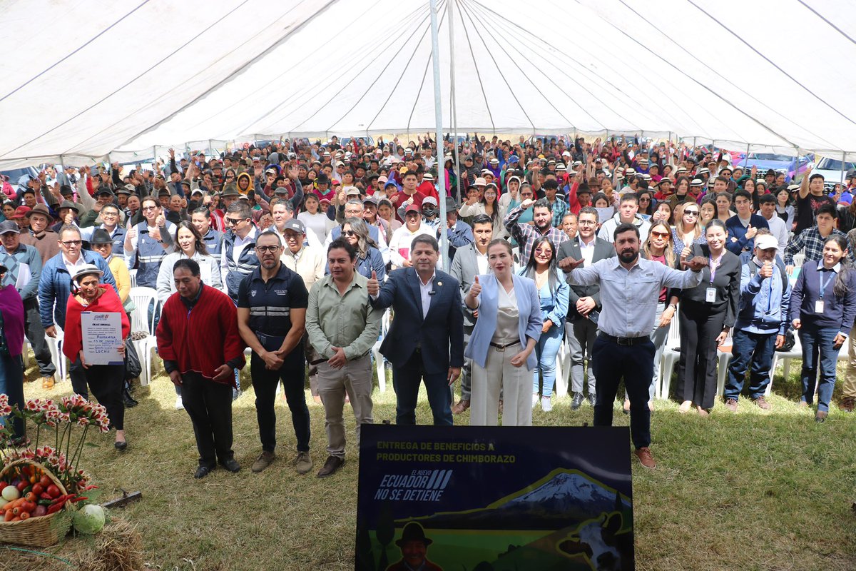 #Chimborazo | El ministro @DpalaciosEc lideró una jornada de trabajo enfocada en fortalecer el agro con acciones concretas que promueven el desarrollo productivo rural:

✅ 150 títulos de propiedad de tierras.
✅ 15 Unidades Móviles Agroproductivas.
✅ 25 certificados de