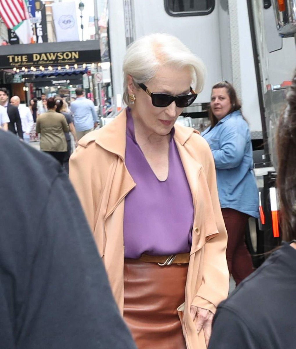Dudu's tweet image. Como pode essa mulher estar sempre CHIQUE né? Meryl Streep a maioral.