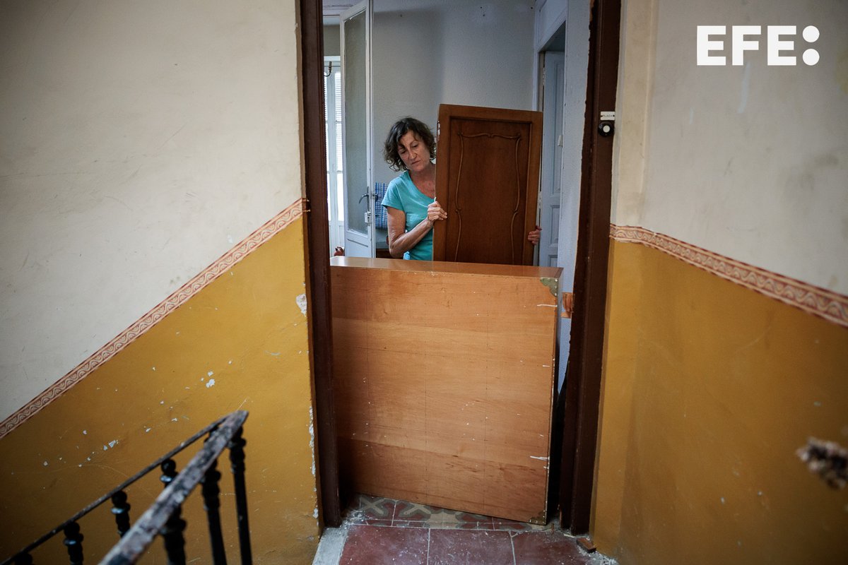 bieluno's tweet image. María Jesús ha denunciado acoso del fondo propietario del edificio donde es la única inquilina y a la que el fin de semana lanzaron sus pertenencias por la escalera y destrozaron el baño, cortaron la luz y quitaron la puerta de entrada. efe.com/espana/2025-07… @EFEnoticias