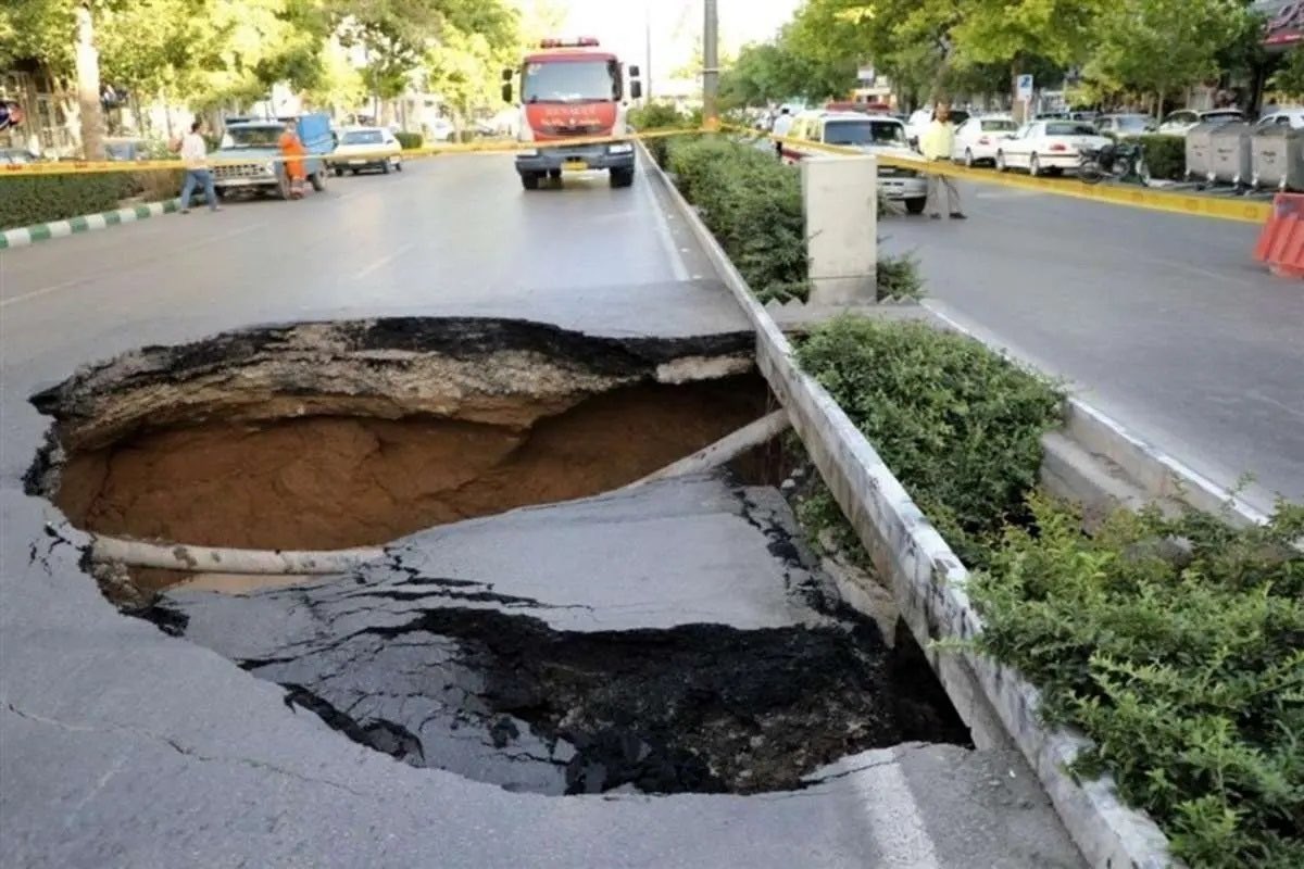 Khorschid_T's tweet image. این یک هشداره!
با این برداشت بیرویه و غیرکارشناسانه از آبهای زیرزمینی، اگه یه روز دیدین زمین جلوی چشمتون دهن باز کرد و خیابونها و محلهها رفتن پایین، تعجب نکنین!