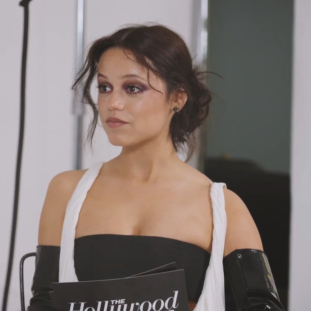 jenna__rules's tweet image. this jenna ortega pic just added 10 years to my life 🫠🫠