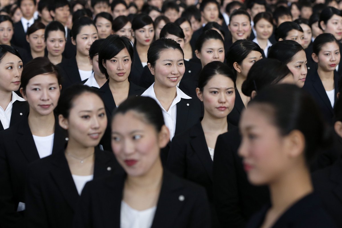 HanabiCommunity's tweet image. Parmi les raisons qui rendent le Japon aussi attractif, on peut citer sa sécurité. Néanmoins, de nombreuses femmes remarquer la présence massive de panneaux mettant en garde contre l'upskirting, l'acte de prendre en photo des femmes sous leurs jupes.🤳👗