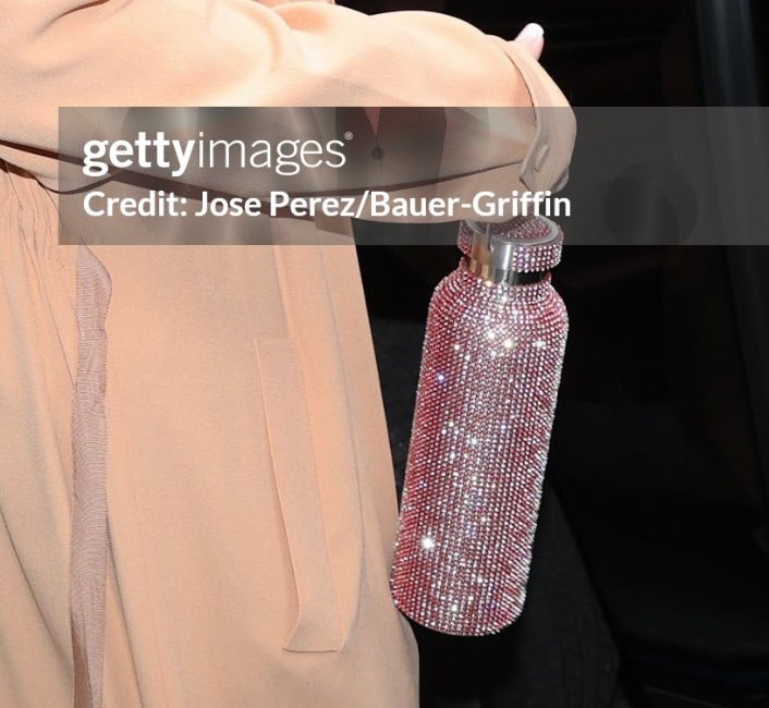 THE MIRANDA PRIESTLY CARRIES A BEDAZZLED CUP 🫠