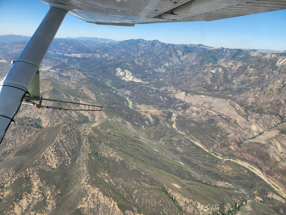 lighthawk_org's tweet image. 🦅 A missing condor isn't just a blip—it’s a race against time.
LightHawk helps biologists find these endangered giants fast, using aerial telemetry to cover vast terrain quickly.
#FlyingForGood to keep hope alive.
#LightHawk #CaliforniaCondor #ConservationInFlight