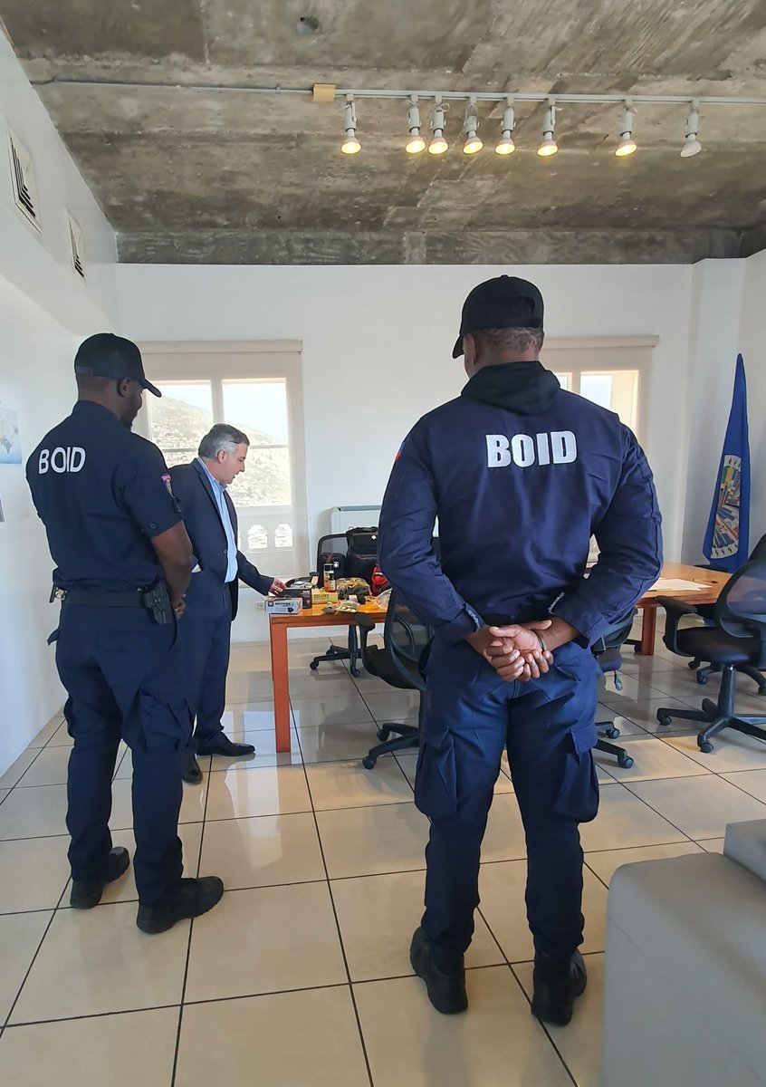 CristoDupouy's tweet image. This fifth iteration of delivery of tactical gear and personal protective equipment to the @pnh_officiel More than 550 items were donated to the #BOID, Brigade d'Opération et d'Intervention Départementale, reinforcing their capacity and better equip the special force to combat…