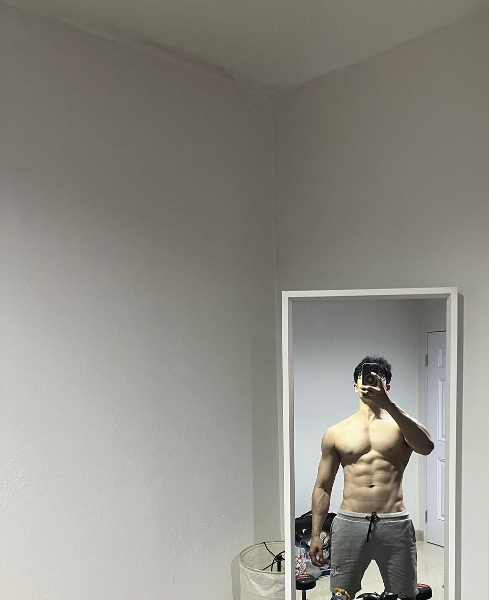 thames_malerose's tweet image. รอยน้ำฝนซึมฝ้าเพดานใช่ไหม?