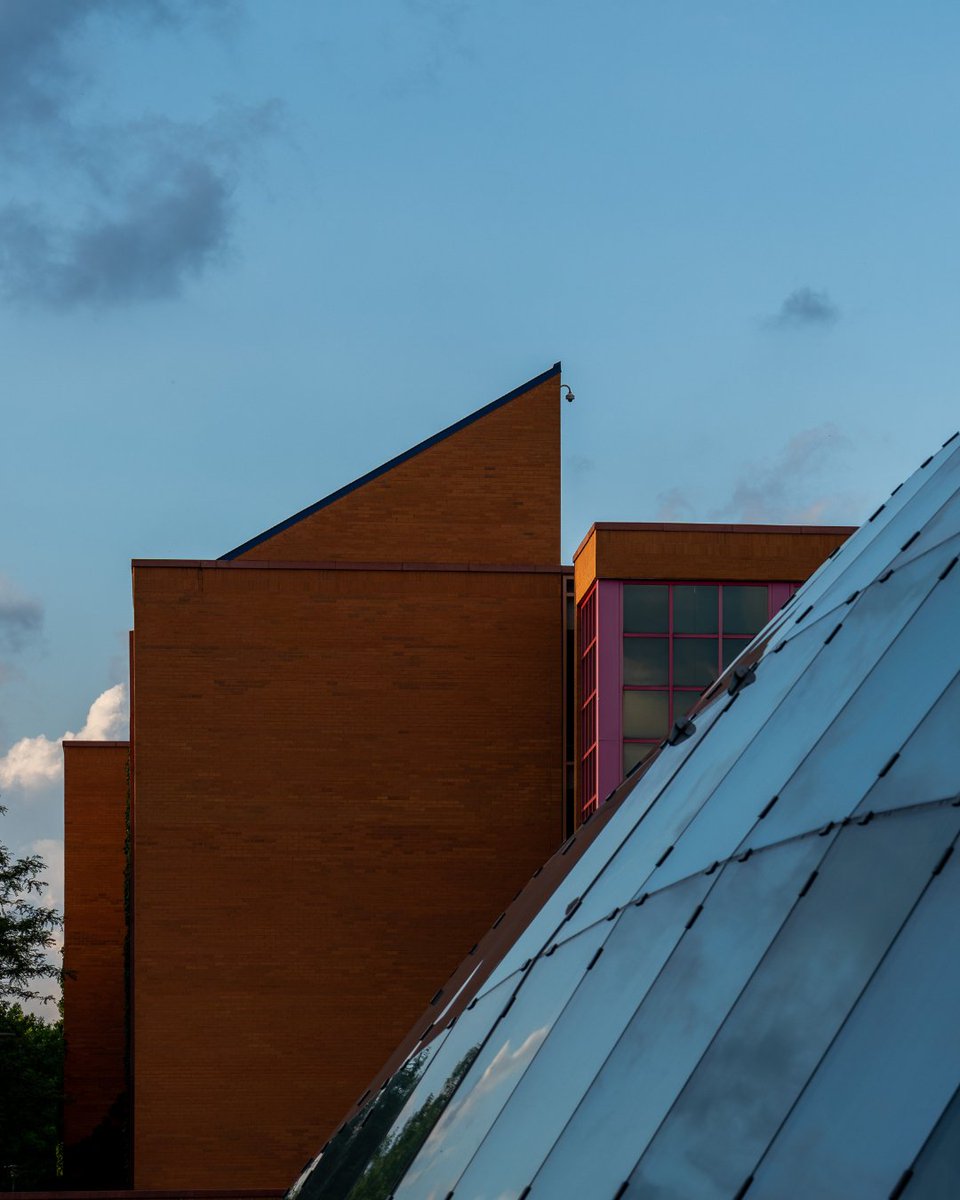 UChicago's tweet image. Hints of orange tucked in campus corners
📸 Jason Smith