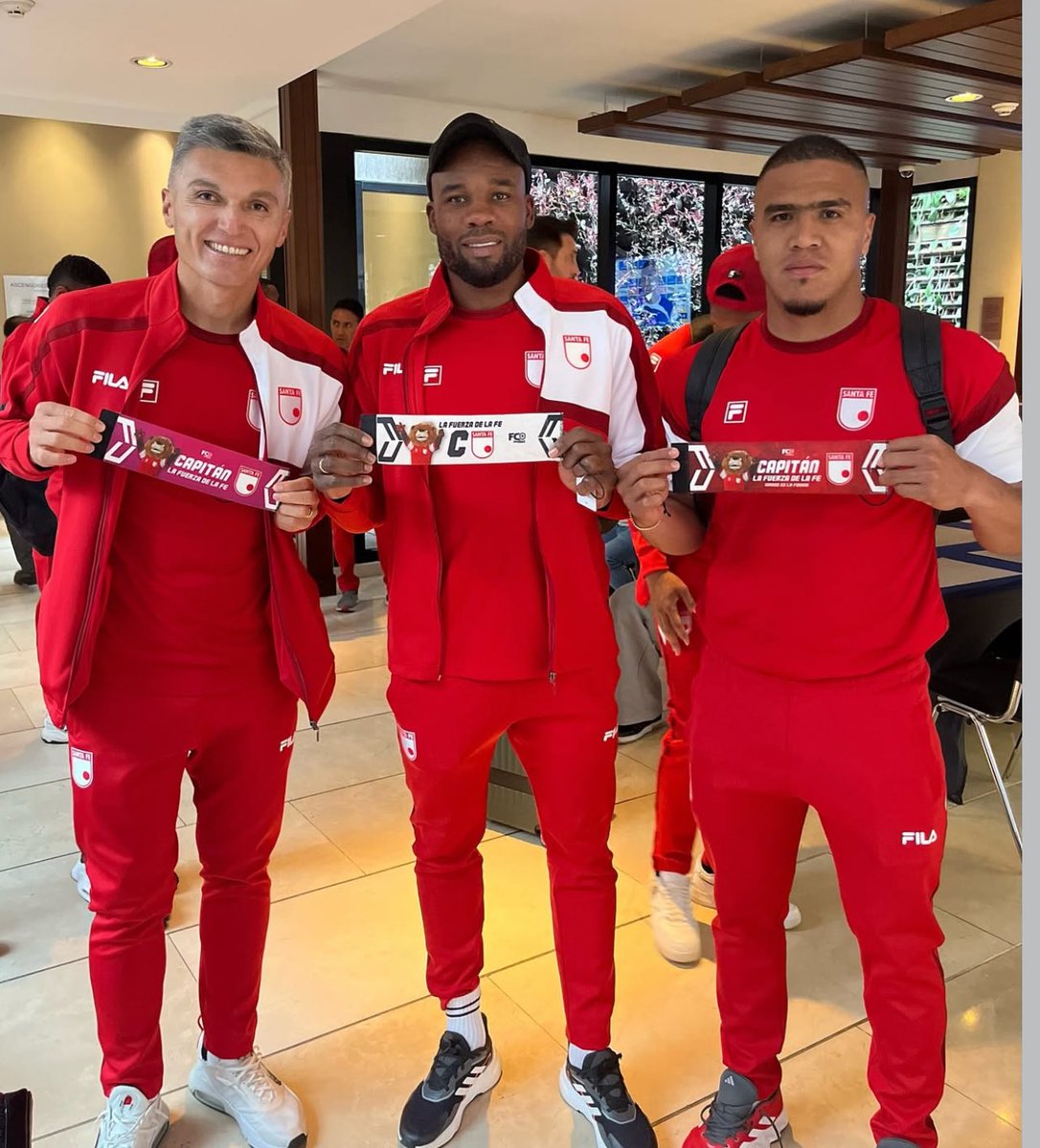Miguel París (@soymiguelparis) on Twitter photo ¡Los capitanes de <a href="/SantaFe/">Independiente Santa Fe</a> 🇮🇩!
📌 Junto a FC Protec posaron 3 de los capitanes que tiene el León 🦁 para el segundo semestre del 2025:
⚔️ Daniel Torres
🧤 Mosquera Marmolejo
🛡️ Iván Scarpeta
*Queda pendiente la de Hugo Rodallega 🌟, primer capitán del Cardenal
📷: @fcprotect1 ¡Los capitanes de <a href="/SantaFe/">Independiente Santa Fe</a> 🇮🇩!
📌 Junto a FC Protec posaron 3 de los capitanes que tiene el León 🦁 para el segundo semestre del 2025:
⚔️ Daniel Torres
🧤 Mosquera Marmolejo
🛡️ Iván Scarpeta
*Queda pendiente la de Hugo Rodallega 🌟, primer capitán del Cardenal
📷: @fcprotect1