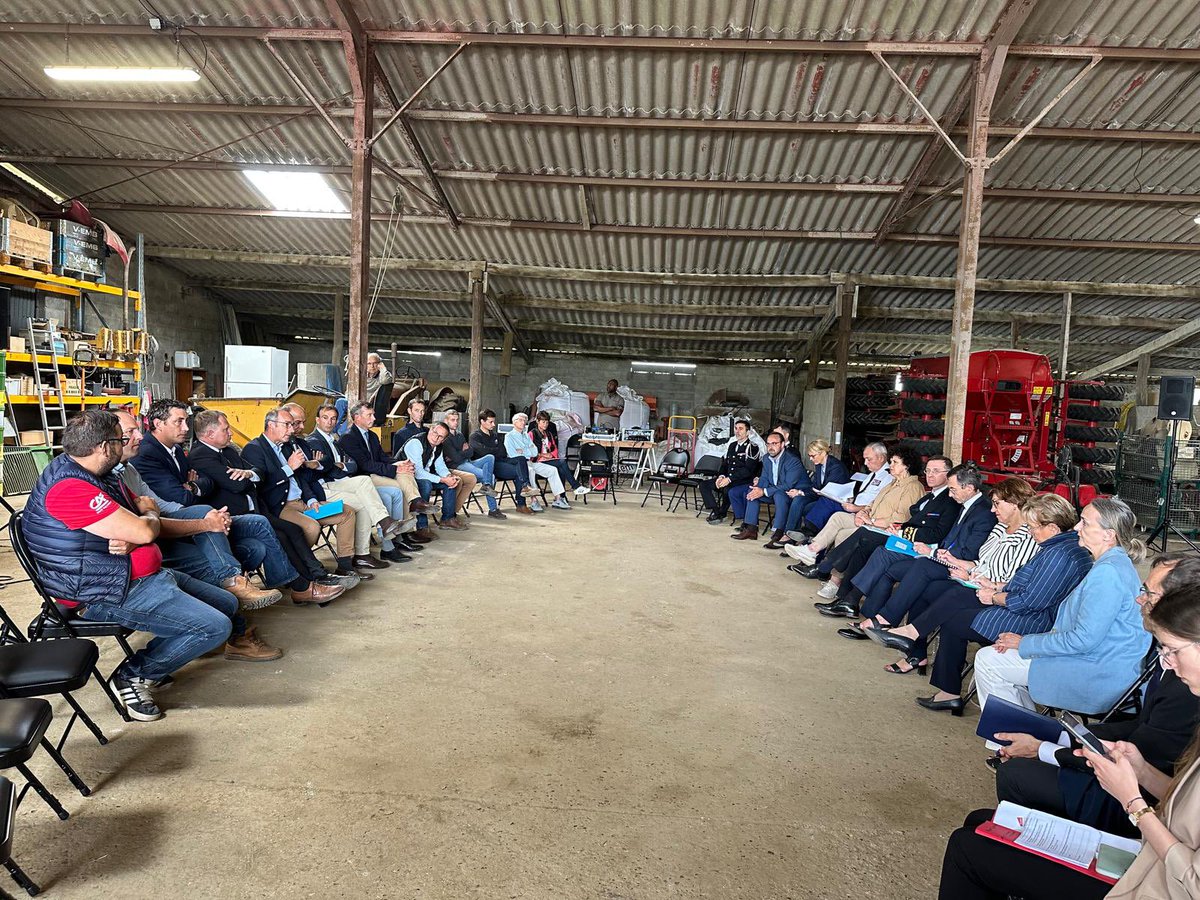Préfet du Val-d'Oise (@prefet95) on Twitter photo 🚜👮♂️ #sécurité | <a href="/BrunoRetailleau/">Bruno Retailleau</a>, ministre de l’Intérieur, et <a href="/AnnieGenevard/">Annie Genevard</a>, ministre de l’Agriculture et de la Souveraineté alimentaire, à la rencontre des agriculteurs du Vexin à Condécourt pour échanger sur les questions de securité en milieu rural.
✍️ Dans le #valdoise, 🚜👮♂️ #sécurité | <a href="/BrunoRetailleau/">Bruno Retailleau</a>, ministre de l’Intérieur, et <a href="/AnnieGenevard/">Annie Genevard</a>, ministre de l’Agriculture et de la Souveraineté alimentaire, à la rencontre des agriculteurs du Vexin à Condécourt pour échanger sur les questions de securité en milieu rural.
✍️ Dans le #valdoise,