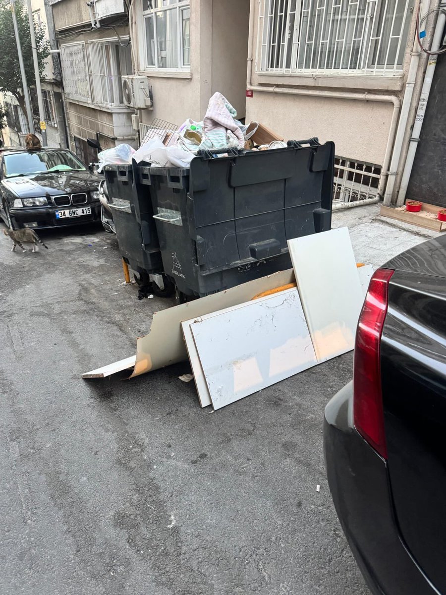 Kayyım yönetimindeki Şişli’nin sokaklarında çöp ve evsel atıkların yığıldığı görüldü.