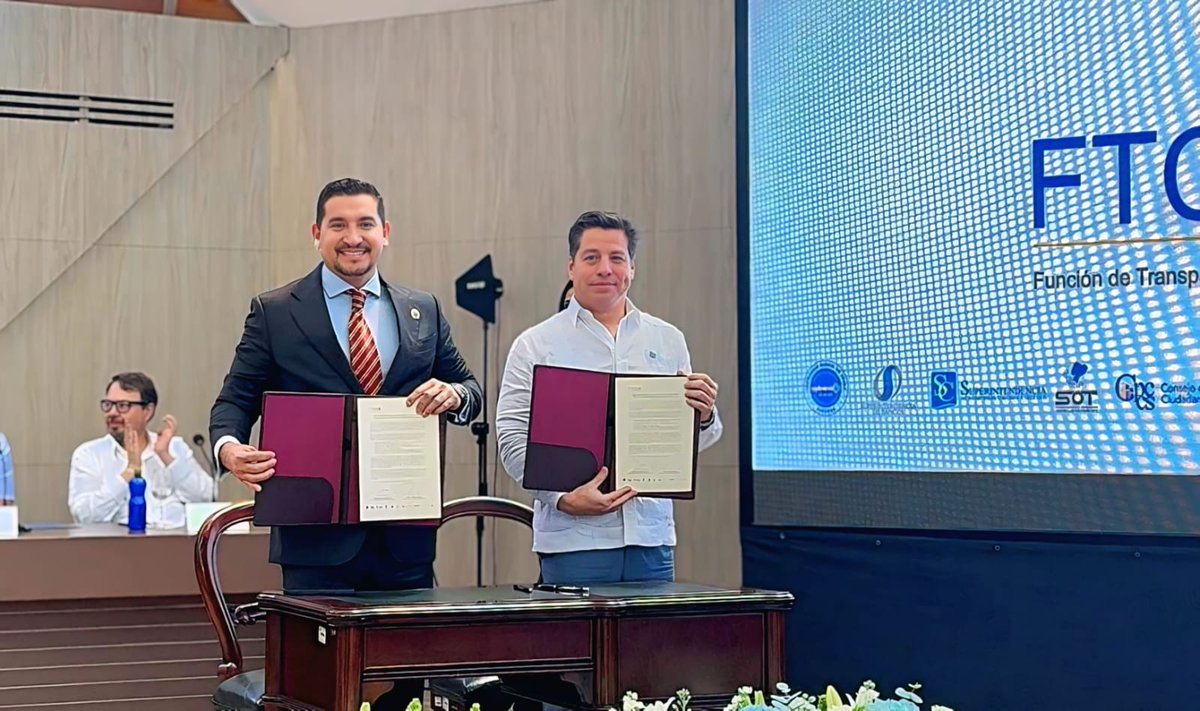 SRIoficialEc's tweet photo. ¡Pacto social para erradicar la corrupción!

Nuestro director general, @DamianLarcoG, suscribió la carta de adhesión al Plan Nacional de Integridad Pública y Lucha contra la Corrupción 2024-2028 junto al presidente de la @FTCS_Ec, Luis Cabezas-Klaere.

🧵⤵️

#ElNuevoEcuador https://t.co/PeBAF3UBWU