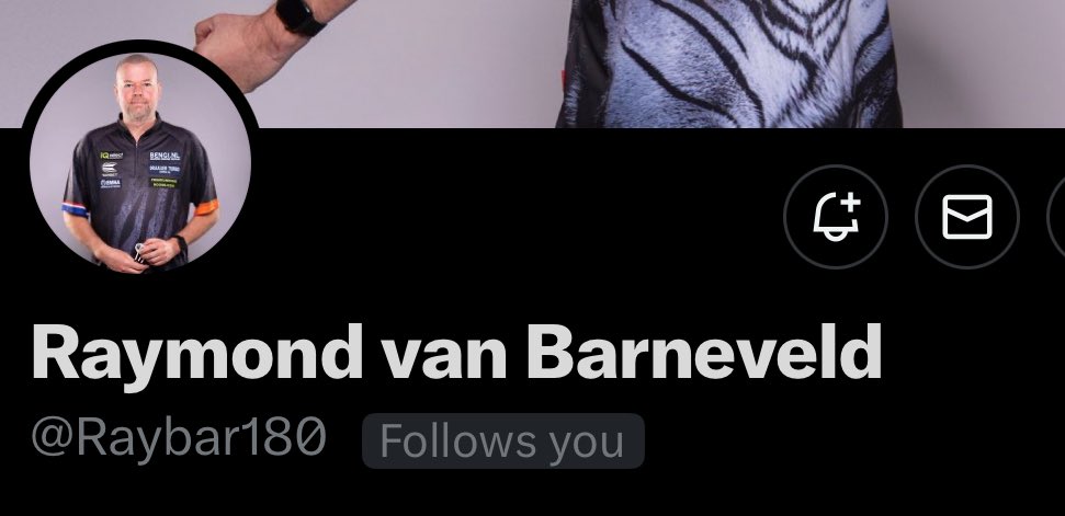 chahaz9's tweet image. When I carry on like a knob head on this app I sometimes sit and think I wonder if the 5 time darts champion of the world sits at home in his 11 bedroom mansion and thinks, who’s this bellend?