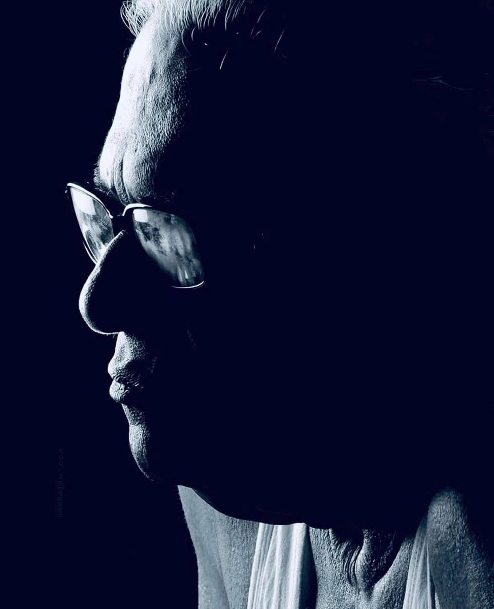 pradeeppurava's tweet photo. നൂറ് വയസിനപ്പുറത്തേയ്ക്കൊക്കെ കടന്നാൽ
മരണം വലിയൊരാഘാതമാവാറില്ല.
എന്നിട്ടും എന്തേ കണ്ണുകളിൽ
ഉപ്പ് ഇങ്ങിനെ നിറയുന്നു ?
സത്യം,
മരണം തന്നെയാണ്
ജീവിതം രേഖപ്പെടുത്തുന്നത്.
വി സ് മയമാണ്
പ്രിയ സഖാവേ ! ലാൽസലാം !!
#VSAchuthanandan #ComradeVS #Obituary #IndianPolitics #Lalsalam https://t.co/NCvCkjkyEs