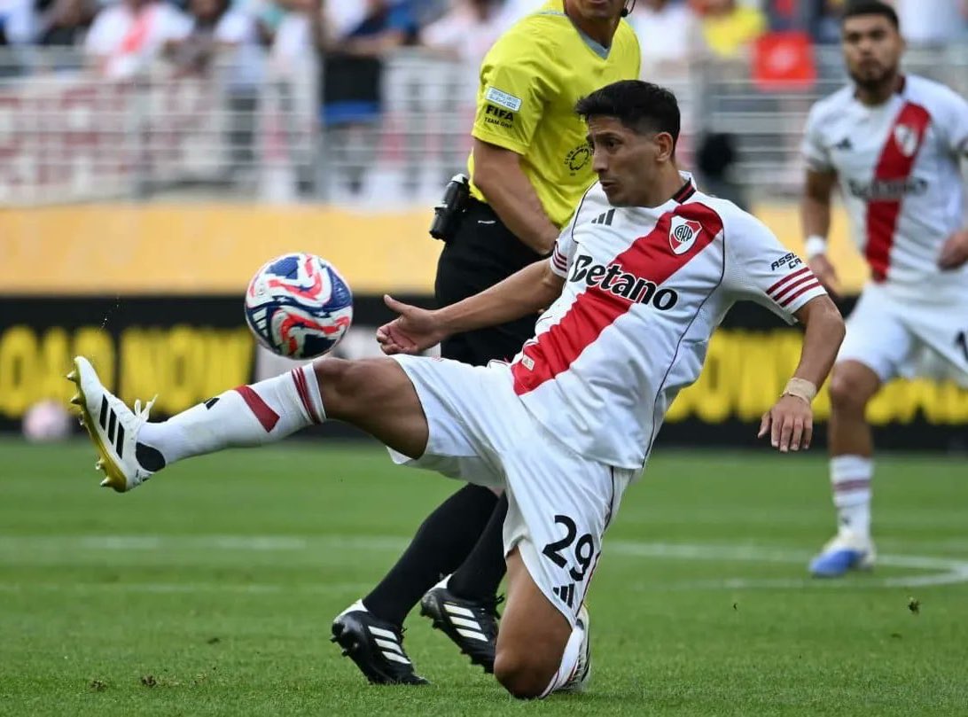 juanbalbi9's tweet image. 🚨 Posiblemente hoy haya sido el último entrenamiento de Rodrigo Aliendro en River. Está todo apalabrado para que en estas horas se firme su salida. La idea es que rescinda con un resarcimiento para el club y se sume a Vélez con el pase en su poder.
