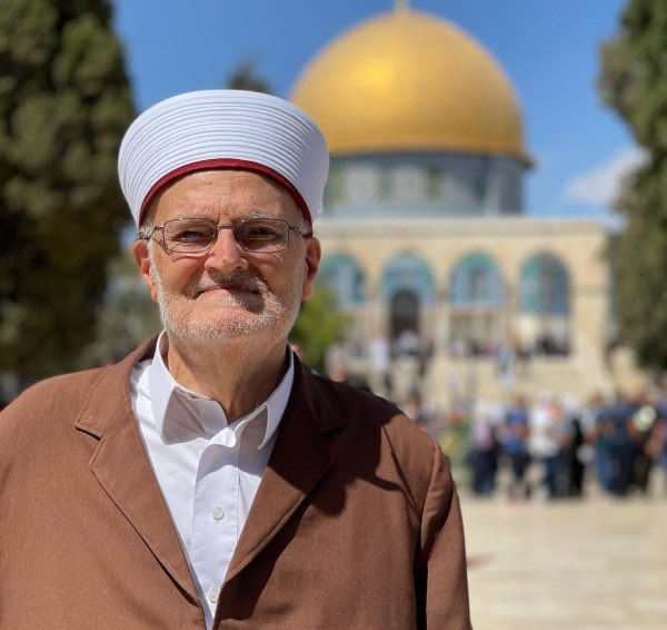MahmoodAudah's tweet image. 🚨Israel's Supreme Court issues an order to demolish a building which includes the home of Al-Aqsa Mosque preacher, 86 year-old Ekrima Sabri, in Occupied Jerusalem. The building has 17 families consisting of 100 people, all were given 3 days to evacuate before demolition.