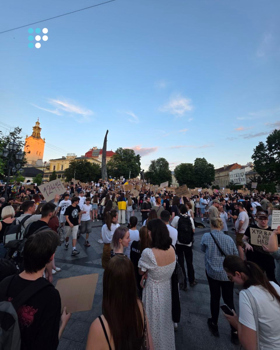 HromadskeRadio's tweet image. ⚡️ У Львові другий день поспіль вийшли на масштабну акцію проти закону №12414 щодо НАБУ та САП, що фактично обмежує незалежність антикорупційних органів.
📸: Громадське радіо