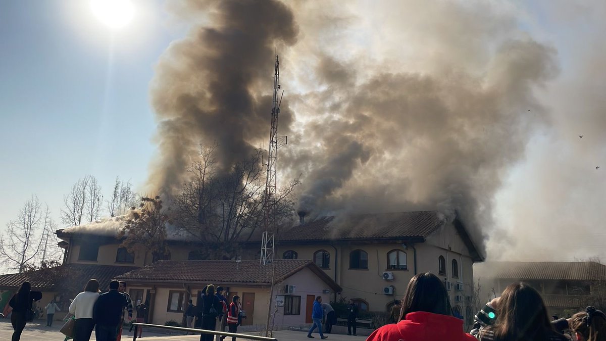 Ahora. Incendio en edificio consistorial de Municipalidad de <a href="/penalolen/">Peñalolén</a>.