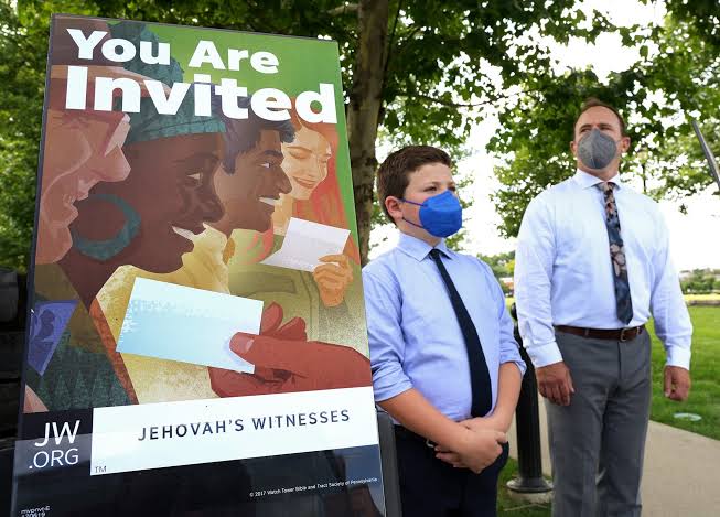 AliciaJ86958882's tweet image. En el mundo existen 19 millones de testigos de jehová, pero según su misma interpretación, solo 144 mil serán admitidos al cielo por su dios. Sin entrar mucho en estadísticas, lo más seguro es que los que te van a molestar a tu casa cada domingo, solo pierden su tiempo 😐