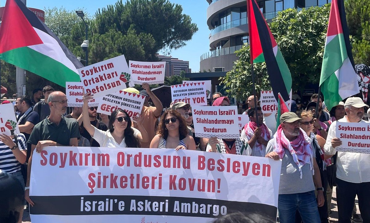 emreormangzt's tweet image. Filistin destekçilerine tutuklama!
Soykırımın silah tedarikçilerinin ağırlandığı savunma sanayi fuarını (IDEF) protesto ettiği için gözaltına alınan 8 kişiden biri "CB hakaret"ten tutuklandı; bir kişi ev hapsi, 6 kişi de imza ve yurtdışı yasağı şeklinde adli kontrolle serbest.