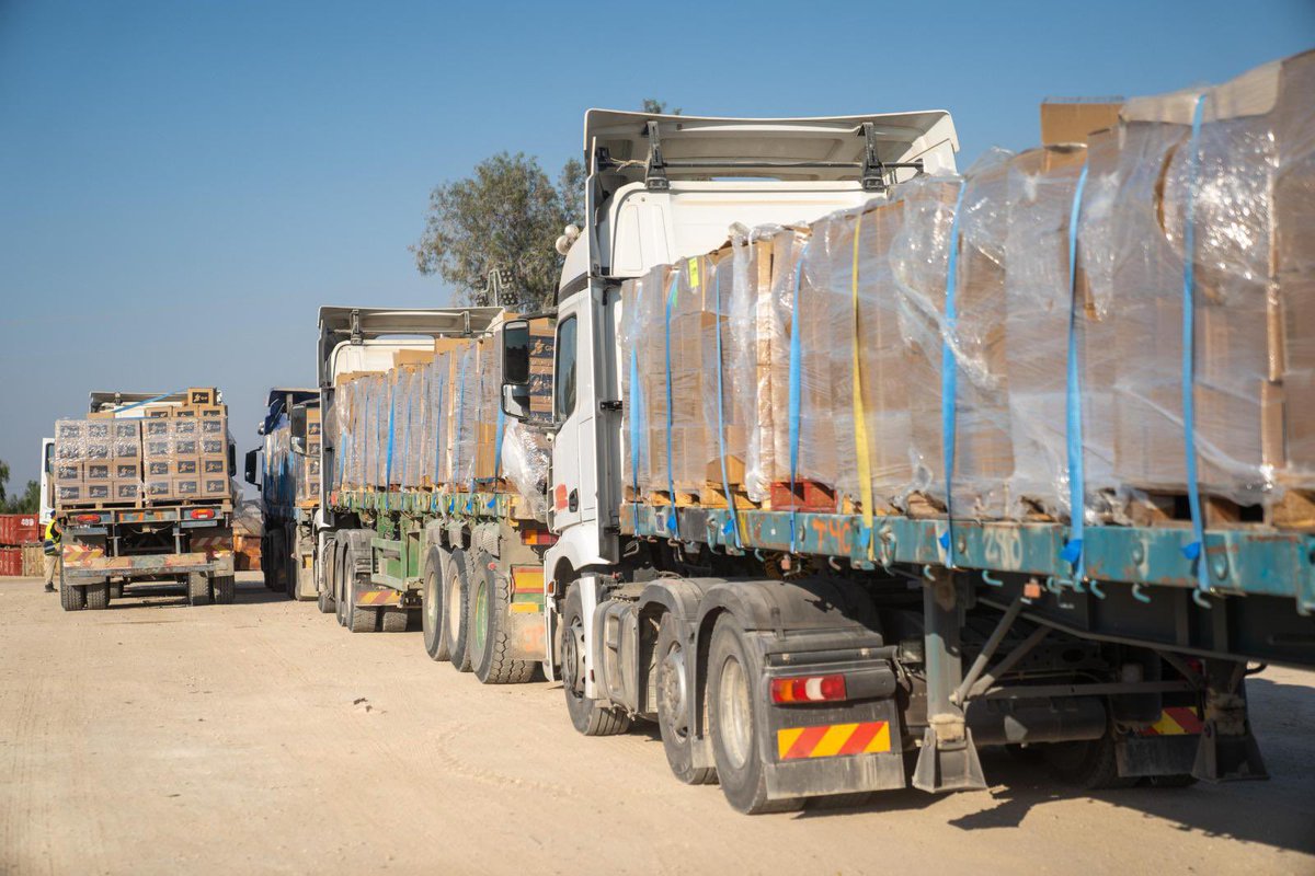 IsraelenFR's tweet image. Près de 950 camions d’aide attendent à la frontière, prêts à soutenir la population de Gaza.
Alors, qui les retient ?
L’ONU.
Alors qu’Israël facilite l’entrée de l’aide humanitaire et que @GHFUpdates la distribue directement aux civils à Gaza, l’ONU entrave le flux efficace de…