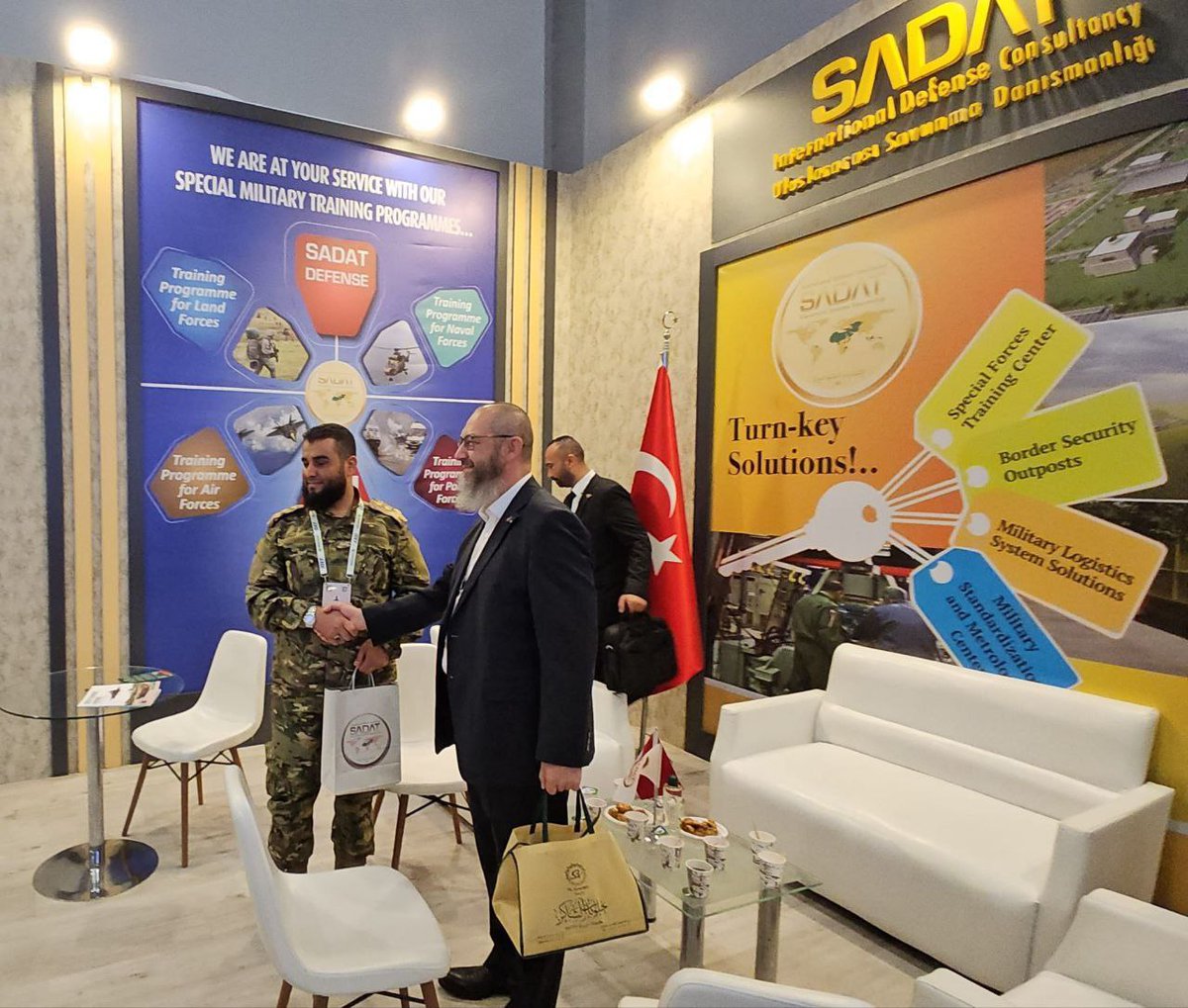 3M_SI's tweet image. على هامش معرض "IDEF 2025" للصناعات الدفاعية
التقى وفد وزارة الدفاع بمندوبين شركة السادات للاستشارات الدفاعية
