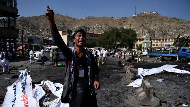 سالیاد شهدای جنبش روشنایی 
در دوم اسد سال ۱۳۹۵ حمله تروریستی بر جنبش روشنایی،دردهمزنگ کابل، بیش از ۸۶ نفر شهید و بیشتر از ۴۰۰ نفر زخمی برجا گذاشت. در این حادثه غم انگیزبهترین جوانان تحصیل کرده ونخبه مان به خاک وخون کشانده شد.
یادوخاطره شان گرامی باد 😔
#StopHazaraGenocide‌