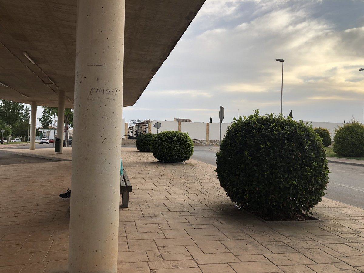 paulinoross's tweet image. Estación de autobuses de Torre Pacheco, junto al cementerio y al IES donde estudié, desde que vivo sin coche paro mucho por aquí. Muy cerca hace 2 semanas la agresión a Domingo aún sin esclarecer derivó en una cacería morófoba que aceleró un movimiento antirracista imparable.