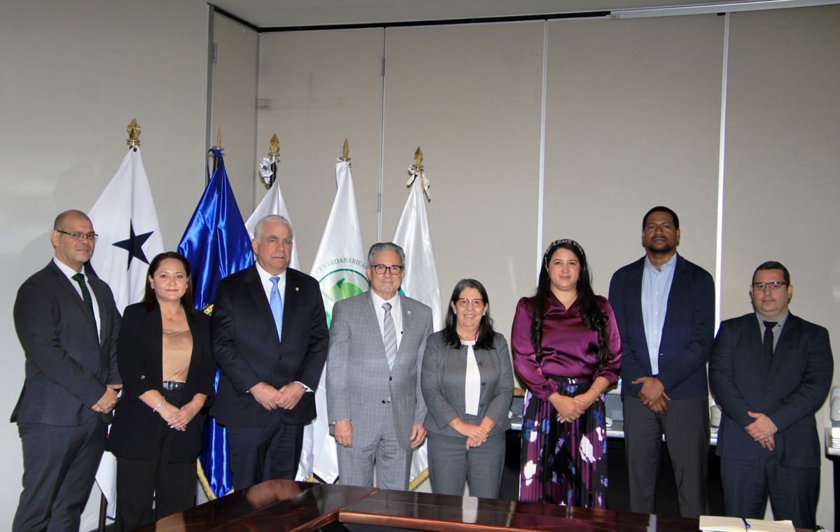 Avanzamos en la formulación de la Estrategia “Una Sola Salud del SICA” junto a los países de la región, ministros de Salud, Ambiente y Desarrollo Agropecuario, para proteger la salud humana, animal y ambiental en la región. #MinsaPanamá