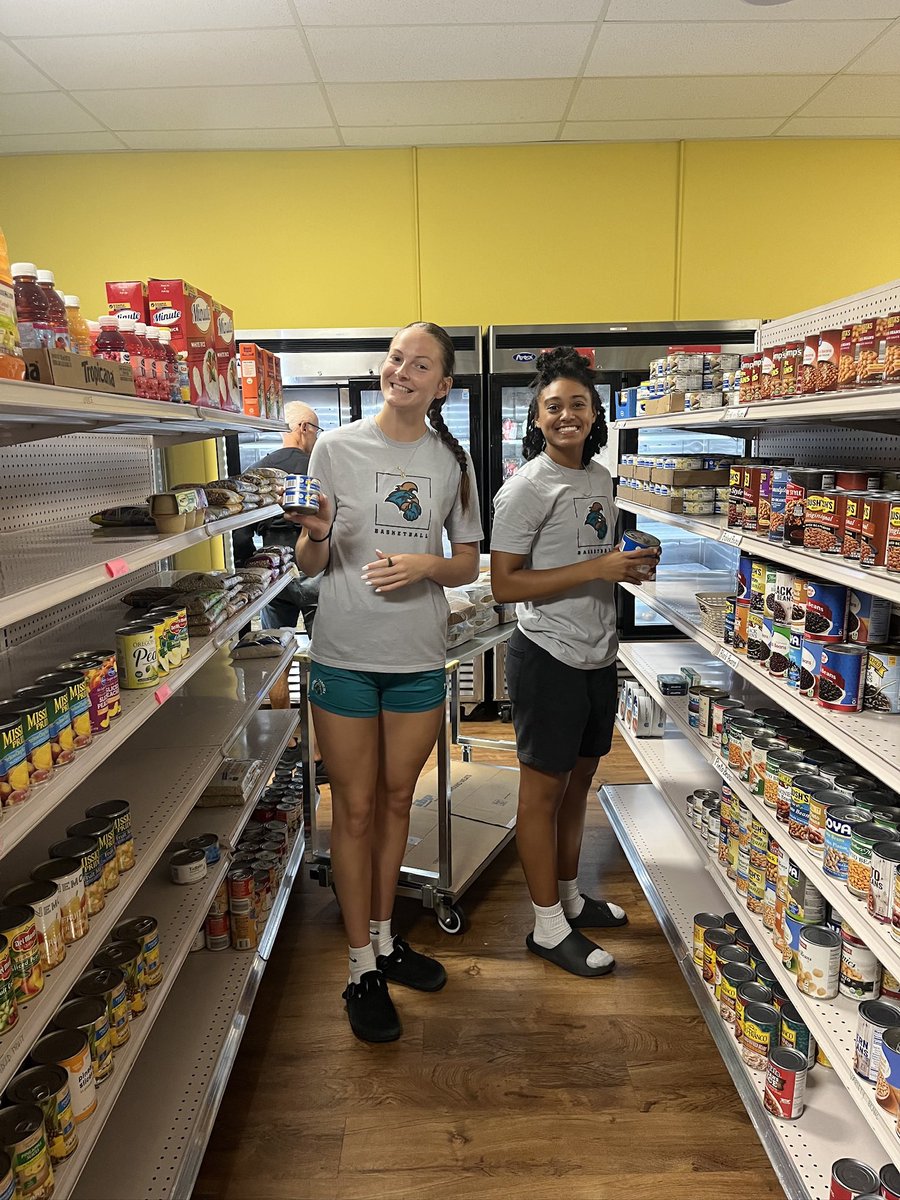 CCU_SADE's tweet image. Women's Basketball Giving Back! 🩵
The team spent time at CAP – Churches Assisting People, a local nonprofit in Conway. From unboxing food to organizing shelves and cleaning up around the space, we love seeing our student-athletes stepping up and serving in the community!