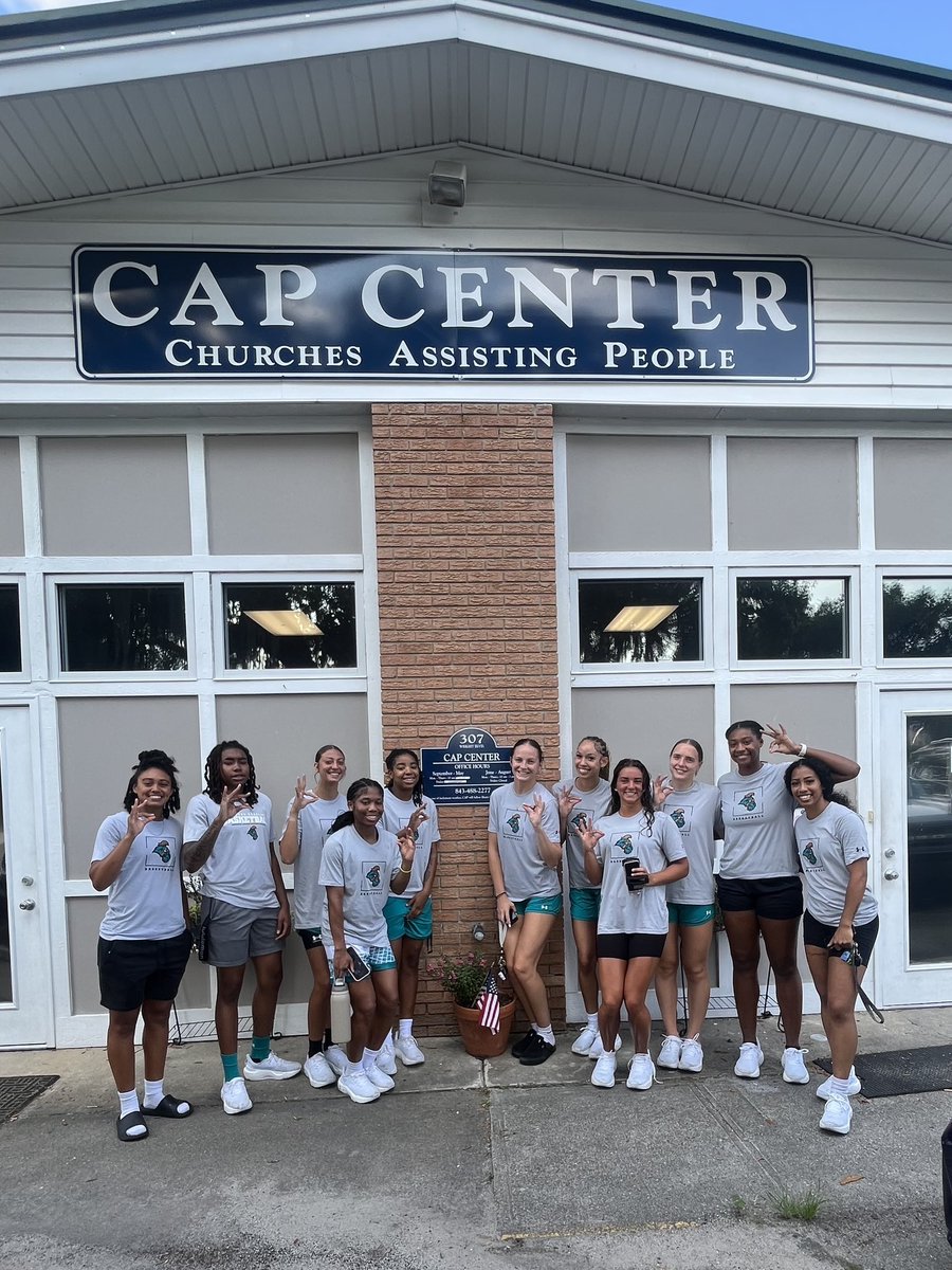 CCU_SADE's tweet image. Women's Basketball Giving Back! 🩵
The team spent time at CAP – Churches Assisting People, a local nonprofit in Conway. From unboxing food to organizing shelves and cleaning up around the space, we love seeing our student-athletes stepping up and serving in the community!