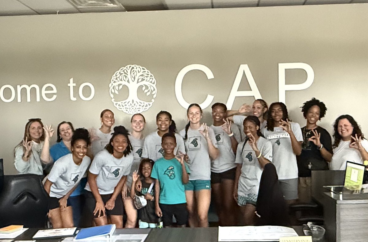 CCU_SADE's tweet image. Women's Basketball Giving Back! 🩵
The team spent time at CAP – Churches Assisting People, a local nonprofit in Conway. From unboxing food to organizing shelves and cleaning up around the space, we love seeing our student-athletes stepping up and serving in the community!