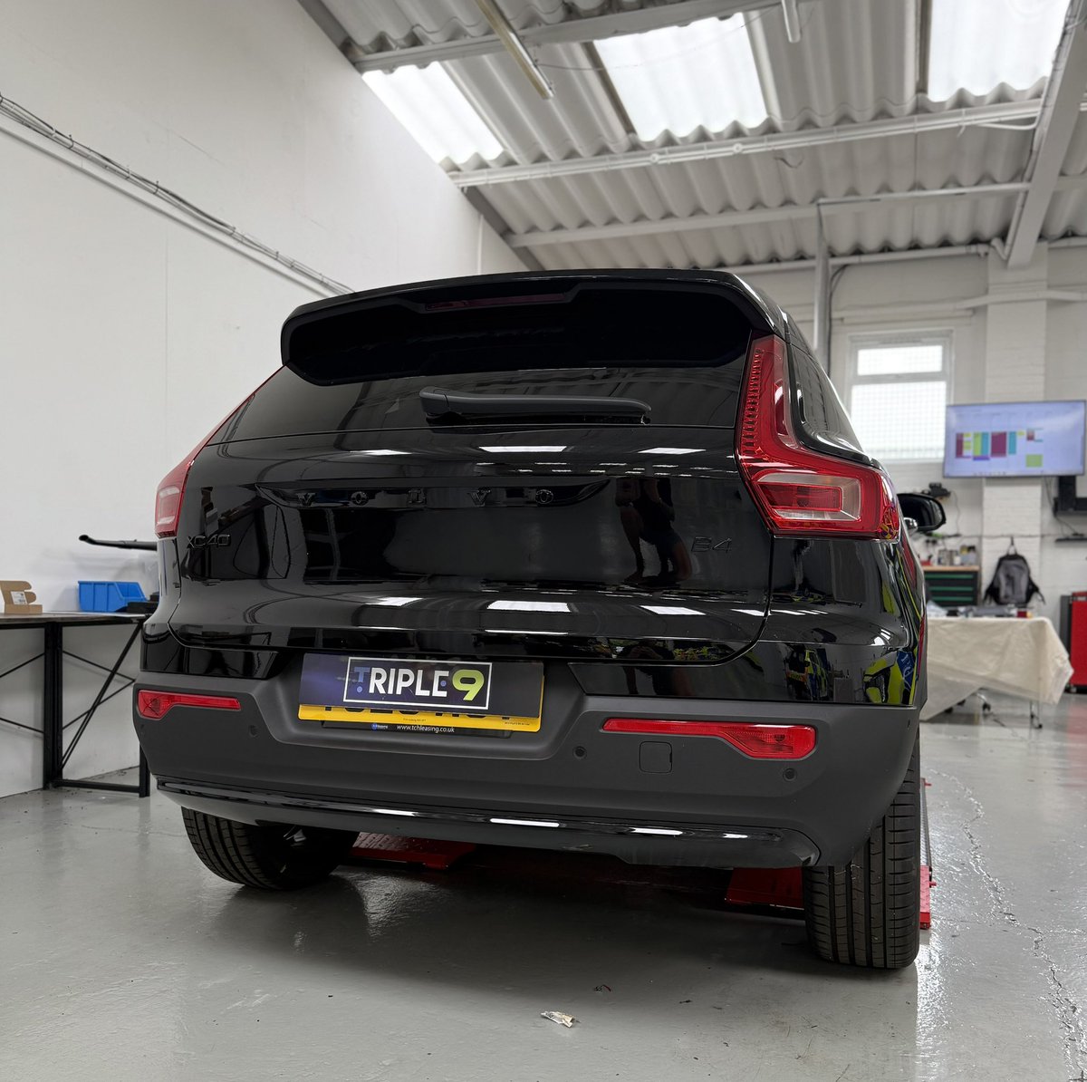 t_riple9's tweet image. Can you imagine… it’s 4pm, we’re winding down… then BOOM 💥
Boss casually drops this on the ramps, no words, just walks off like it’s normal…
He clocked the bacon roll hints this morning…
Now we’re wondering… should we? 👀
#MechanicMadness #LateShiftSurprises #Triple9