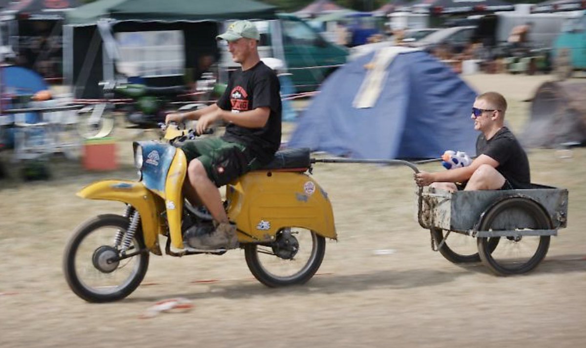 Zeitenspringer's tweet image. Nur noch peinlich!
500 Beamte sicherten Simson-Treffen in Zwickau ab.😂
Vor wem mussten die Teilnehmer gesichert werden?🤔