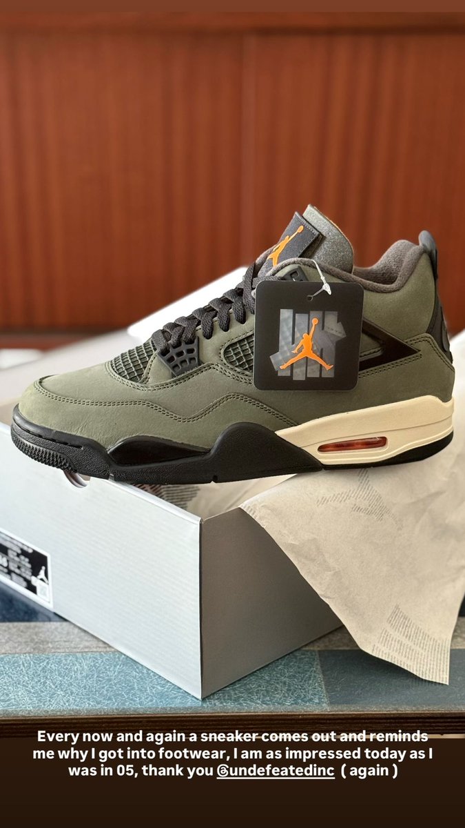 ComplexSneakers's tweet image. Graffiti artist Stash shows off his pair of the Undefeated x Air Jordan 4 🪖
📸: @m_stash on ig