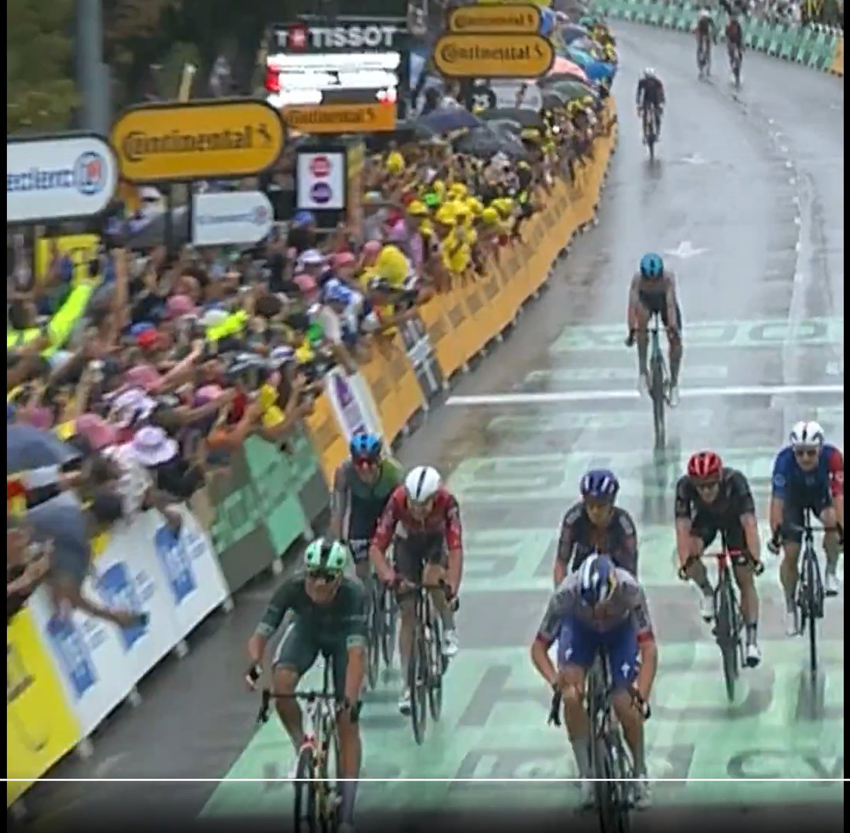 When I see a finish like this. How can everyone be classified at the same time for the stage? Look at those gaps. #TDF2025