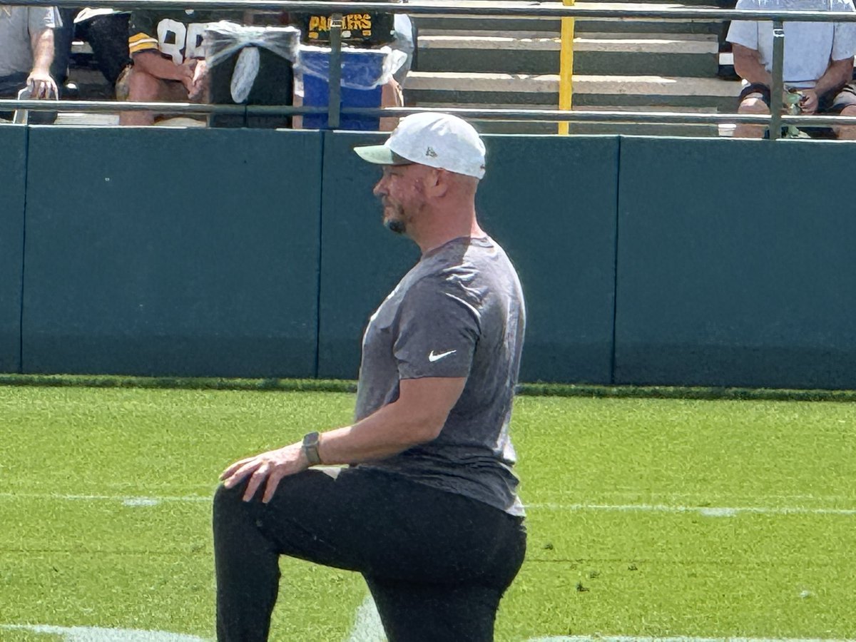 MikeClemensNFL's tweet image. Former #Packers offensive coordinator Nathaniel Hackett at practice today. “The Gold Zone” creator (instead of red zone) with Aaron Rodgers & Davante Adams. Former #Broncos head coach and #Jets offensive coordinator. Last year Robert Saleh was here after Jets fired him.