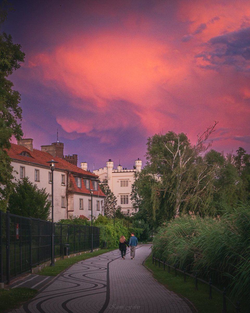 MeteoWlkp's tweet image. Chmury mammatus nad zamkiem w Kórniku o zachodzie słońca, 22.07.2025 :)