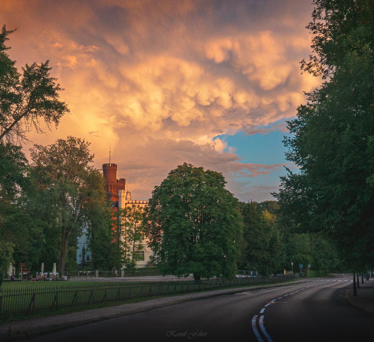 MeteoWlkp's tweet image. Chmury mammatus nad zamkiem w Kórniku o zachodzie słońca, 22.07.2025 :)