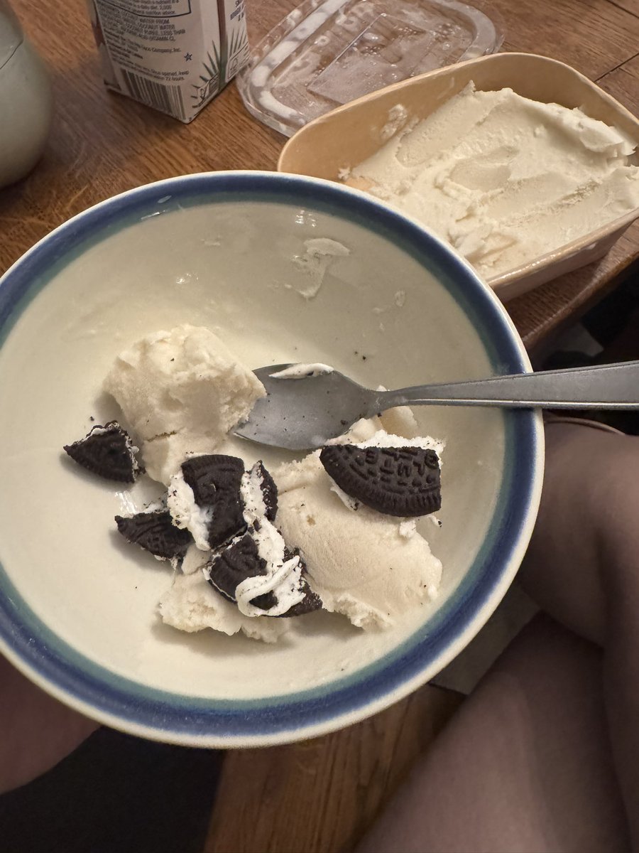 frankwithaknife's tweet image. My friends are amazing and incredible and one learned to make really good ice cream (both dairy and non dairy, as pictured)