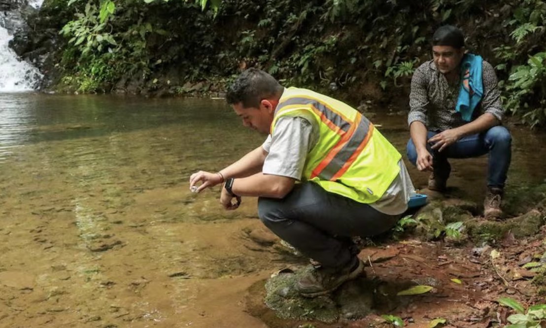 Caen los cochinos contaminantes: Ocho multados con casi 10 mil dólares por ensuciar el río La Villa midiario.com/nacionales/cae…