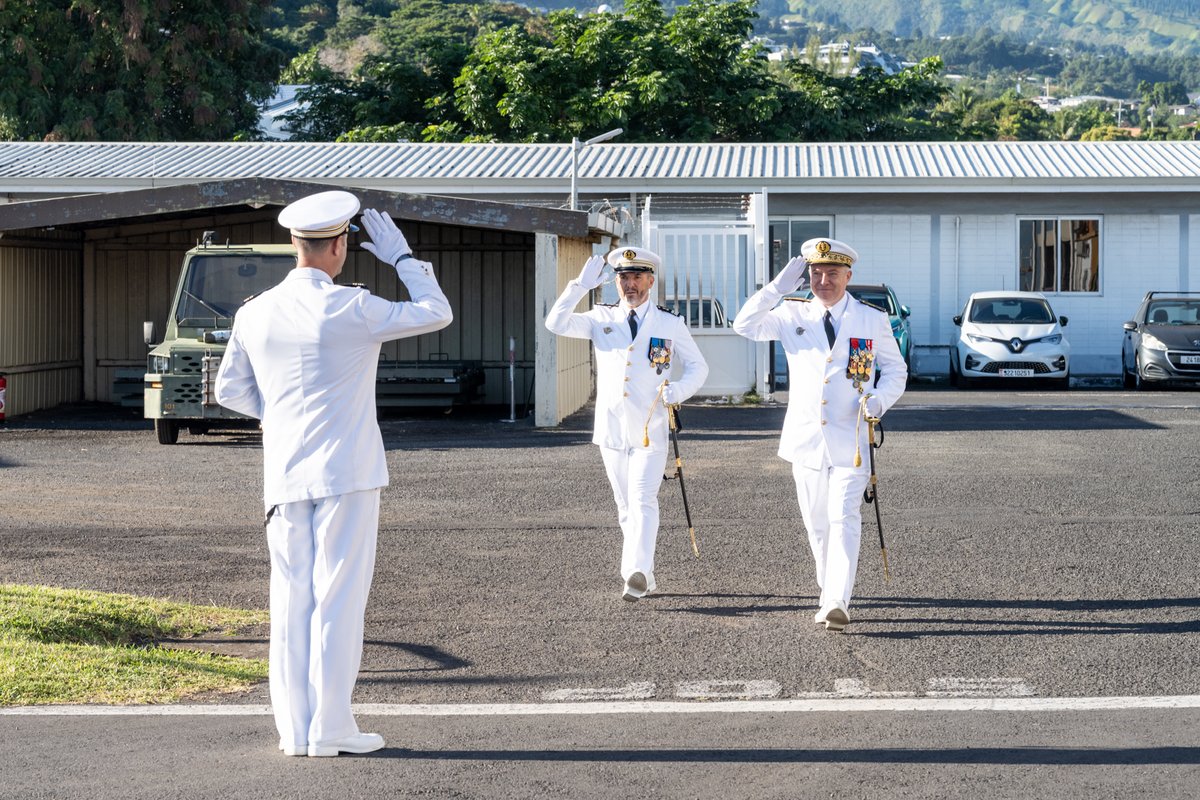 ALPACI_FAPF's tweet image. #PASSCOM | Le CF Jimmy Davadant devient le nouveau commandant du groupement aéronautique militaire (GAM) de Faa'a, il succède au CF Enguerrand d’Hérouville !
➡ Le CF Jimmy Davadant totalise plus de 3500 heures de vol dont 900 de nuit et a réalisé 96 missions de sauvetage en mer.