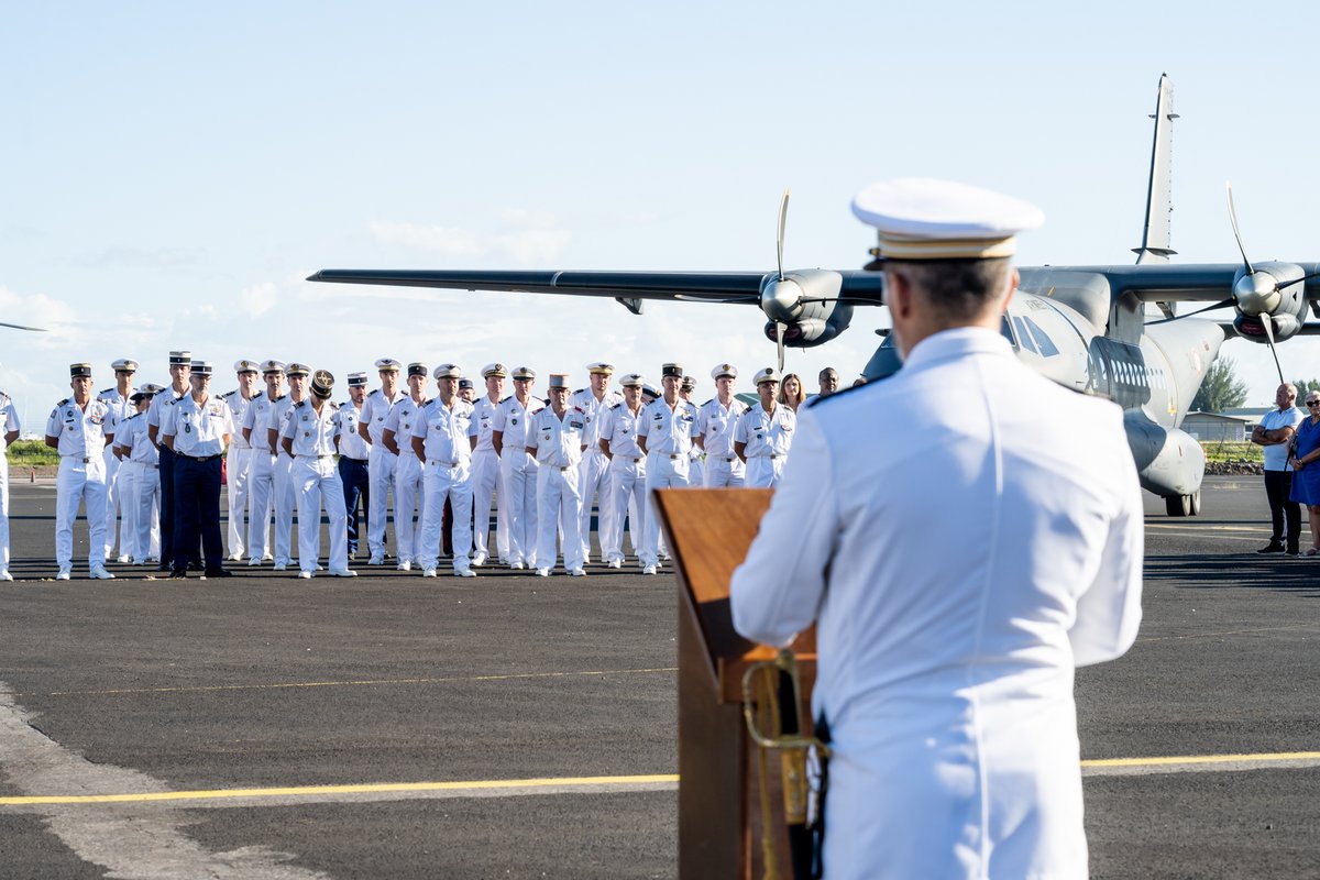 ALPACI_FAPF's tweet image. #PASSCOM | Le CF Jimmy Davadant devient le nouveau commandant du groupement aéronautique militaire (GAM) de Faa'a, il succède au CF Enguerrand d’Hérouville !
➡ Le CF Jimmy Davadant totalise plus de 3500 heures de vol dont 900 de nuit et a réalisé 96 missions de sauvetage en mer.