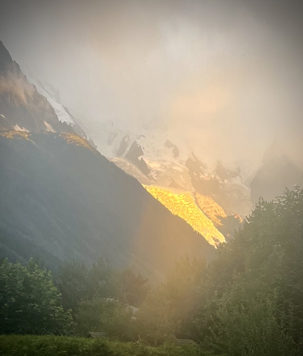 guidemark's tweet image. Astonishing light on the Bossons glacier this evening