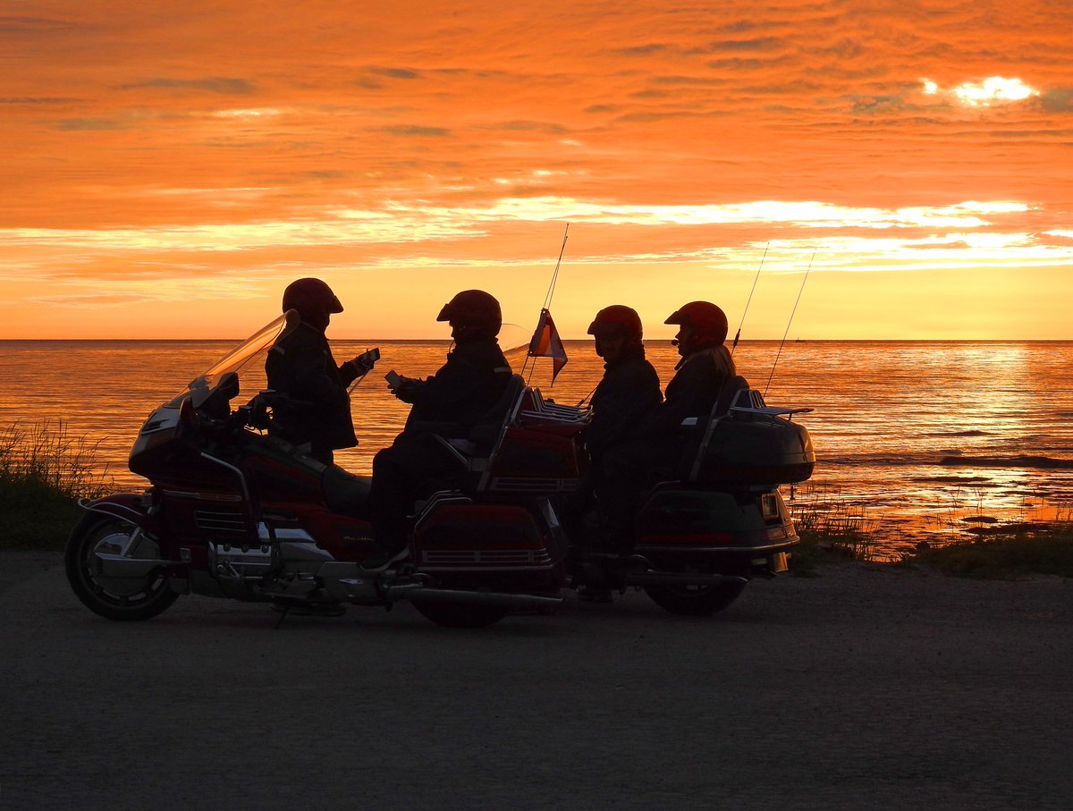 stan_sdcollins's tweet image. These traveller’s simply had to stop, dismount, and spend some time watching this sunset and I can’t blame them.