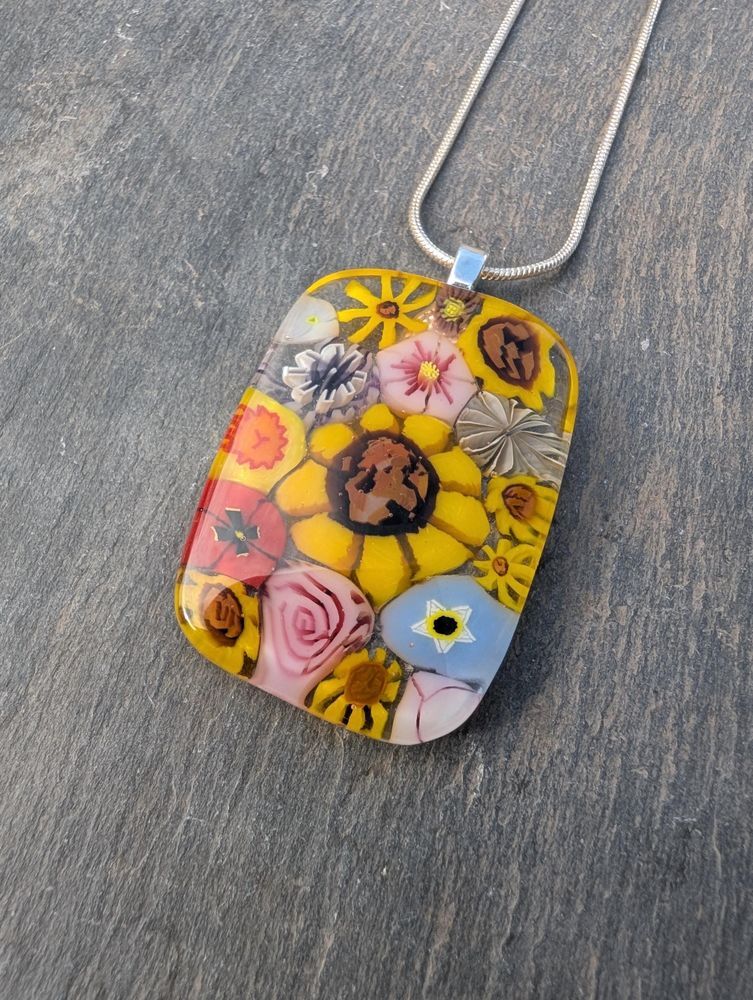 Samphireglass's tweet image. A lovely handcrafted floral glass necklace. Lovely millefiori glass and clear glass that was fused together in the kiln.
#handmade #etsy #giftideas #shopindie #flowers
samphireglass.etsy.com/listing/430772…