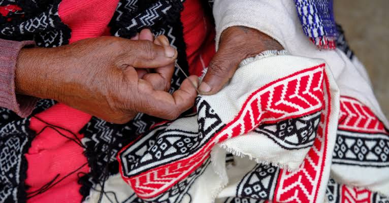 CliosChronicles's tweet image. Toda embroidery is a traditional craft from the Nilgiri hills in Tamil Nadu.
It’s made by tribal women using red and black threads on white cloth.
They don’t use any patterns or drawings—just memory and skill passed down over generations.
#CliosCraftStories