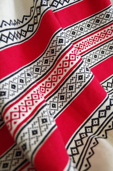 CliosChronicles's tweet image. Toda embroidery is a traditional craft from the Nilgiri hills in Tamil Nadu.
It’s made by tribal women using red and black threads on white cloth.
They don’t use any patterns or drawings—just memory and skill passed down over generations.
#CliosCraftStories